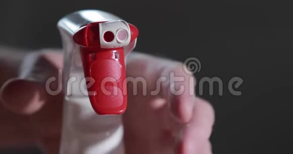 男人手按消毒喷雾按红色按钮关闭视频消毒手部皮肤视频的预览图