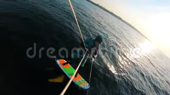 穿泳装的人的风筝游戏过程视频的预览图