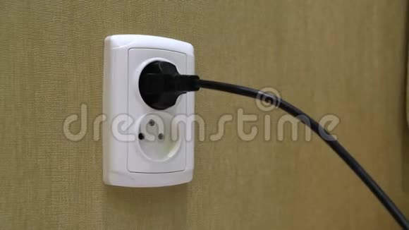 男性手断开电源电缆进入房间墙壁上的电源插座视频的预览图