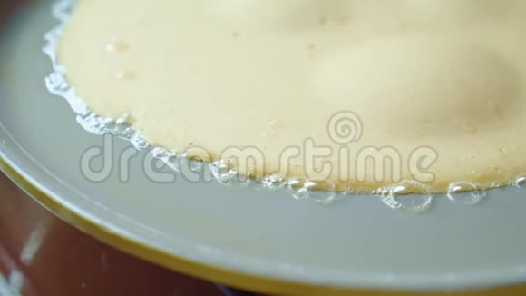 把煎好的煎饼放在奶油灰锅里油泡自制美味视频的预览图