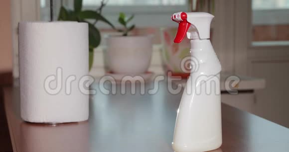 男人正在用消毒器清洗双手在喷瓶卷纸巾消毒手部皮肤期间视频的预览图