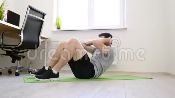 在家做腹肌的男人家居运动健康生活检疫概念视频的预览图