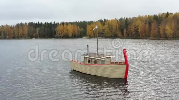木船浴湖上的无人机景秋季水域与博罗耶湖瓦尔达国家公园俄罗斯全景视频的预览图