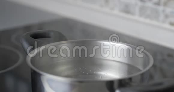 不锈钢锅内的纯热水烧在电炉上电影4K录像视频的预览图