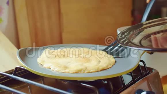 厨师把烤好的煎饼刮刀从平底锅到玻璃板快关门视频的预览图