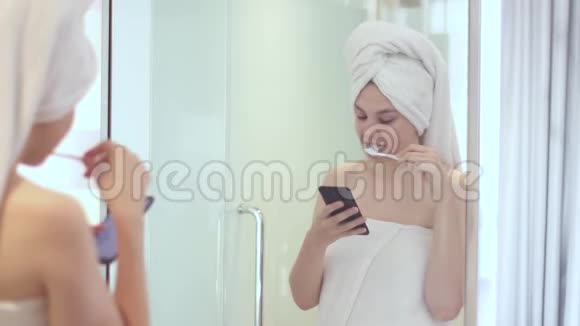 年轻漂亮的女人刷牙得到一个好的信息和快乐视频的预览图