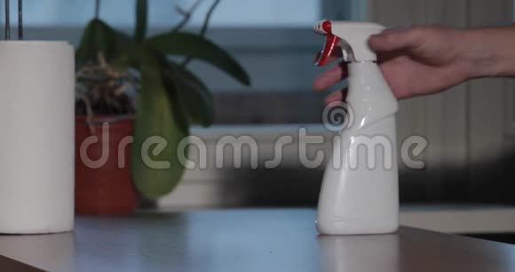 男人正在用消毒器清洗双手在喷瓶卷纸巾消毒手部皮肤期间视频的预览图