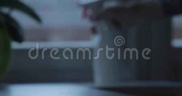 男人正在用洗手液在瓶子上按压用纸巾擦手特写视频消毒视频的预览图