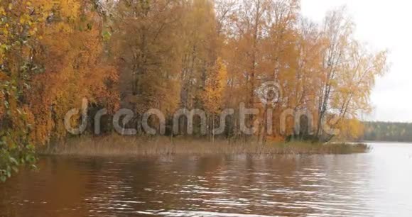 俄罗斯秋季博罗耶湖沿岸地区慢动作视频俄罗斯瓦尔达国家公园色彩缤纷色彩多元视频的预览图