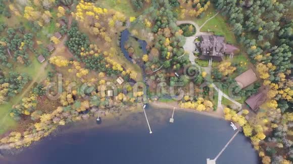 飞越房屋无人驾驶飞机在秋天的乡村与博罗耶湖森林中的大木屋皮尔斯视频的预览图