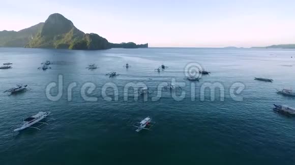 菲律宾巴拉望的厄尔尼诺海滩傍晚海滩船和海景背景非常受欢迎的观光场所视频的预览图