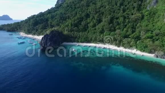 七突击队和木瓜海滩在巴拉望观光场所在菲律宾ElNido游览A清澈的白色沙滩视频的预览图
