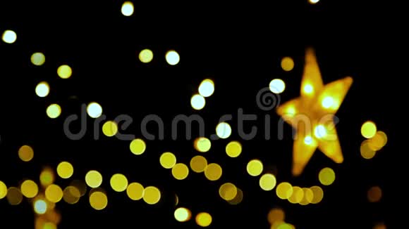 喜庆的圣诞弦灯和在黑夜中摇摆的星星视频的预览图