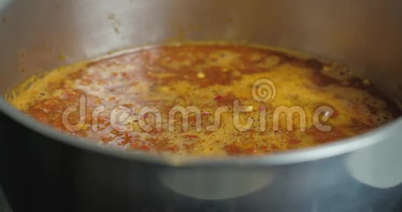 辣椒酱是加热和煮沸在一个潘烹饪番茄酱特写素食食品蔬菜盘中蒸视频的预览图