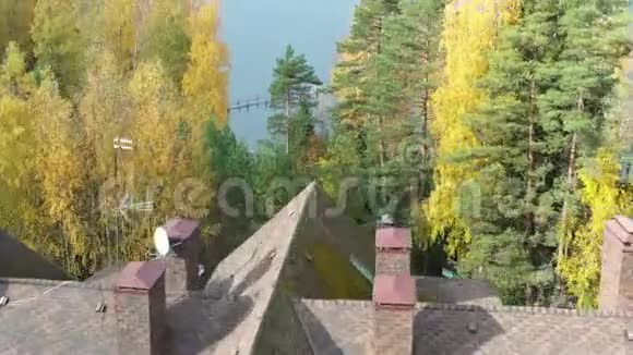 从房子到湖边的航班和长墩在湖边的露台在博罗耶湖的秋天瓦尔迪国家视频的预览图
