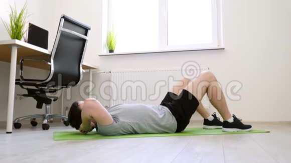 在家做腹肌的男人家居运动健康生活检疫概念视频的预览图