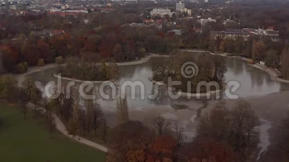在慕尼黑著名的克莱因韦塞洛湖在巴伐利亚城市的著名公园恩格尔加滕只有几口水视频的预览图