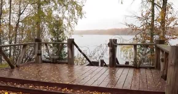 湖上的长墩湖上的露台博罗耶湖上的秋天码头上的船瓦尔代国家公园视频的预览图