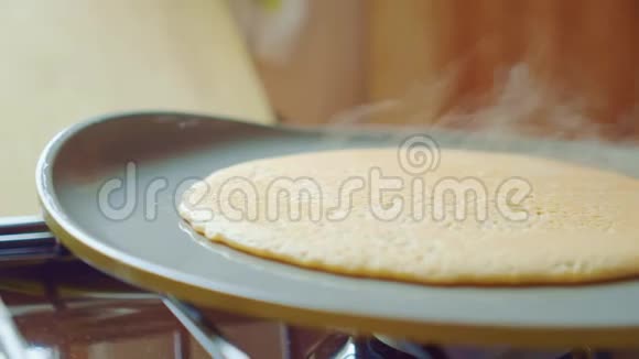 煎饼玉米饼比萨饼烤煎饼盘很多蒸汽快关门视频的预览图