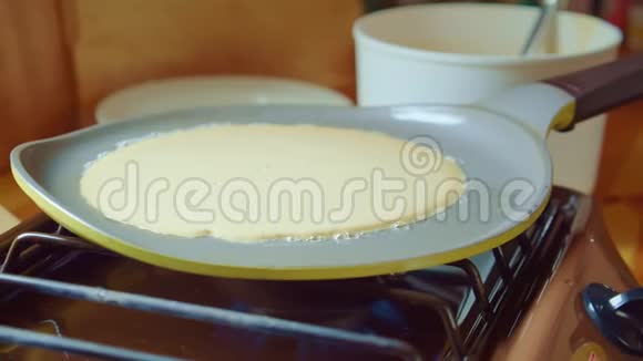 在厨房里用油黄油灰锅炸饼家庭烹饪关门视频的预览图