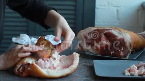 一步一步的食谱猪肉滚女厨师形成肉饼生酮饮食低碳水化合物饮食选择性专注视频的预览图