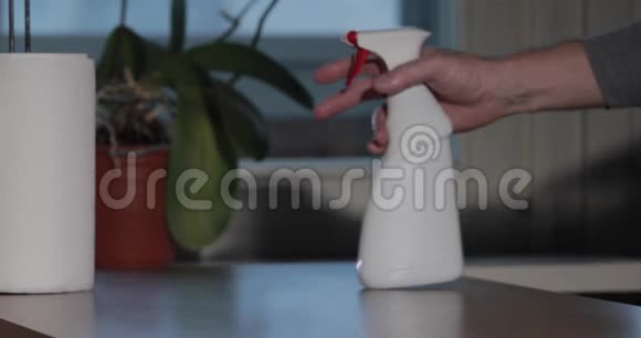男人正在用洗手液在瓶子上按压用纸巾擦手消毒手部皮肤视频的预览图