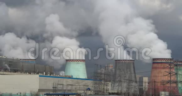 火电厂或电站的排烟管道白色的蒸汽从城市的管道中冒出来与深灰色的天空相衬视频的预览图