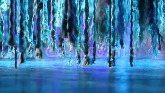 粗糙的绳索和绳索悬挂和摇摆闪烁着五颜六色的变化的LED灯抽象的背景视频的预览图
