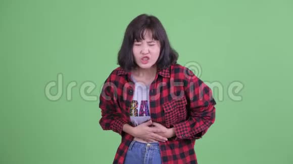 有压力的亚洲时髦女人胃痛视频的预览图
