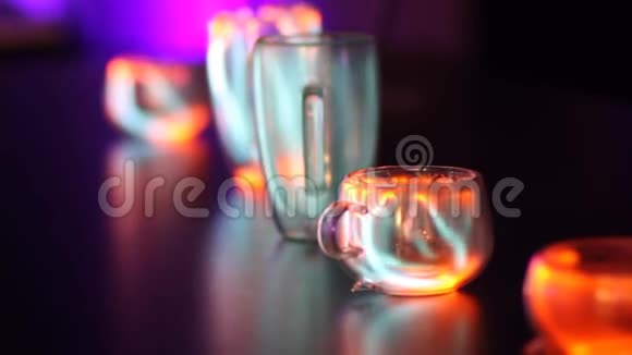杯子里的等离子球光桌子上的神奇发光物体抽象的科学背景视频的预览图