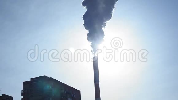 厂区管道排烟蒸汽特写蓝天上的环境污染晴天视频的预览图