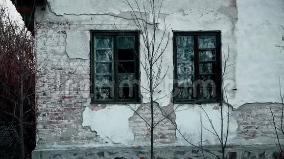 破旧的窗户和山上一座废弃房屋上的墙视频的预览图