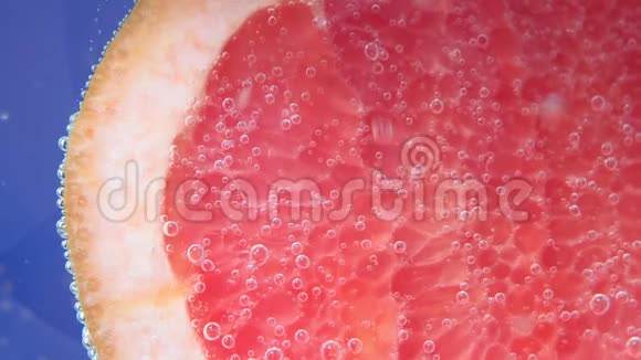 红色柑橘葡萄柚水果片关闭成熟多汁的水果在水中在水中用来榨汁视频的预览图