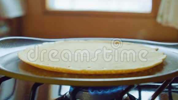 用水煎锅中的锅铲烤出美味的翻饼快关门慢动作视频的预览图