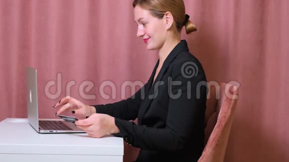 女孩用笔记本电脑在家购物视频的预览图