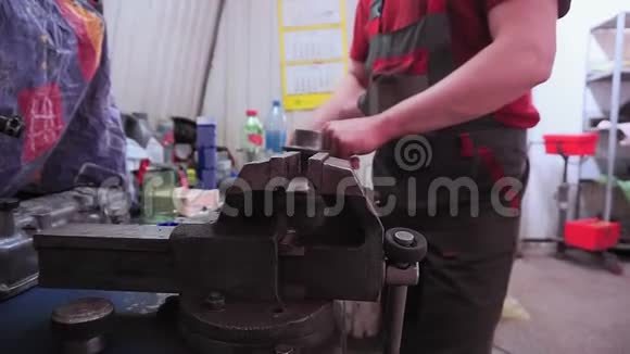 大型金属声音在木工车间的工作台上汽车修理厂选择性聚焦汽车修理视频的预览图