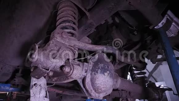 拆卸汽车在一家汽车修理厂车轮更换汽车修理视频的预览图