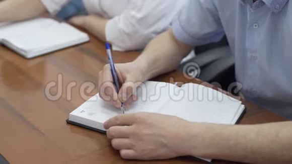 男性手拿笔用笔在笔记本乳品店做清单或业务数据手写商业报告视频的预览图