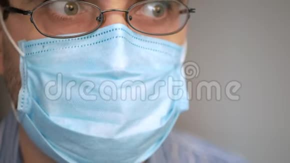 一个悲伤的人脸上戴着防毒面具深呼吸看着病毒惊恐地听到19号新闻视频的预览图