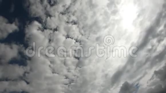 天空笼罩雨云划过天际时间流逝视频的预览图