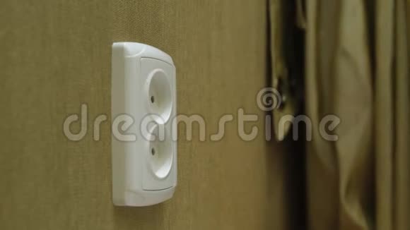 男性将电动液体驱蚊器插入房间墙壁上的电动插座视频的预览图