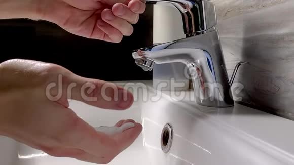 用肥皂洗手预防冠状病毒防止冠状病毒传播视频的预览图