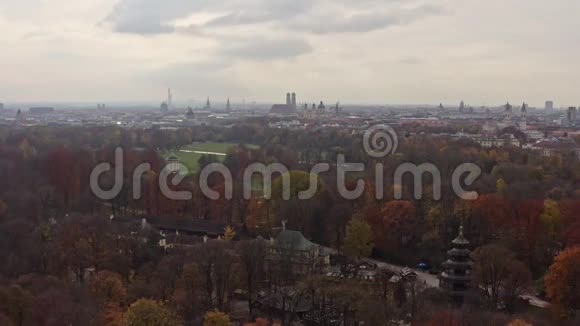360度无人驾驶飞机翻转德国慕尼黑旅游热点的EnglischerGarten视频的预览图