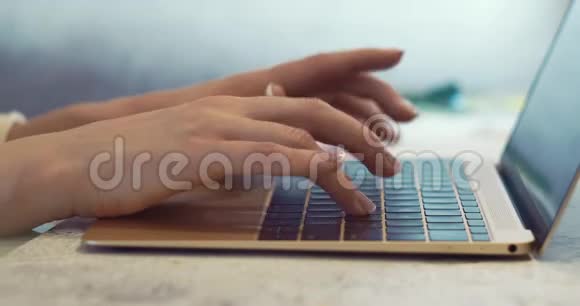 一个女人的手在笔记本电脑键盘上打字键盘特写在旁边视频的预览图