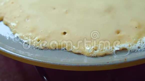 把煎好的煎饼放在奶油灰锅里油泡自制美味视频的预览图