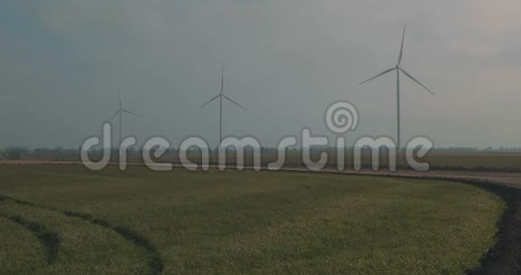 三个旋转风力发电机对抗天空风的力量清洁和可再生能源解决方案风力涡轮机生态视频的预览图
