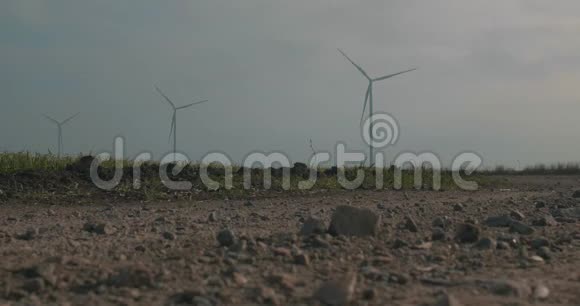 三个旋转风力发电机对抗天空风的力量清洁和可再生能源解决方案风力涡轮机生态视频的预览图