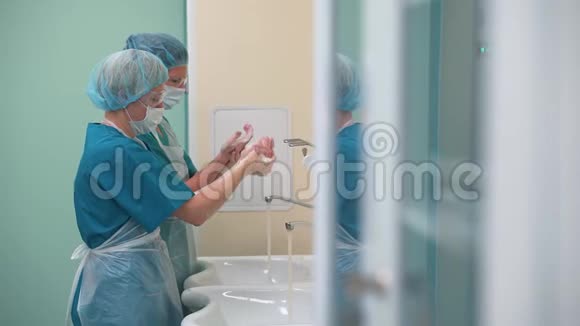 医生洗手彻底消毒视频的预览图
