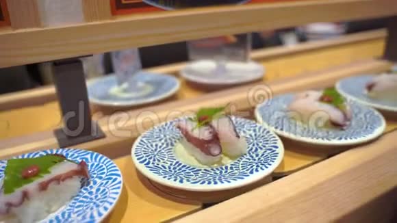 寿司铁路餐厅4k旋转日本餐盘视频的预览图