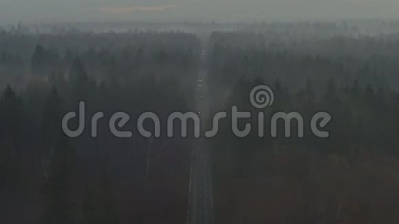 一群汽车正沿着这条路行驶一架飞机在一片森林上空飞行雾度极高视频的预览图